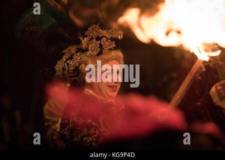 Lewes, de 4. Nov. 2017 Lagerfeuer Nacht/Guy Fawkes Nacht im East Sussex Stadt Lewes Credit: beren Patterson/alamy leben Nachrichten Stockfoto