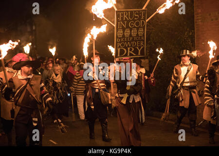 Lewes, de 4. Nov. 2017 Lagerfeuer Nacht/Guy Fawkes Nacht im East Sussex Stadt Lewes Credit: beren Patterson/alamy leben Nachrichten Stockfoto
