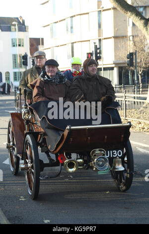 Sussex, UK. 5 Nov, 2017. Hunderte von pre-1905 veteran Kraftfahrzeuge an den jährlichen London. Gutschrift zu Brighton: Roland ravenhill/alamy leben Nachrichten Stockfoto