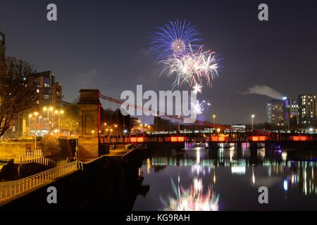 Glasgow, UK. 5 Nov, 2017. UK. Glasgow feiert "Guy Fawkes" Nacht mit einer organisierten Feuerwerk über Glasgow Green am Ufer des Flusses Clyde in Schottland Stockfoto