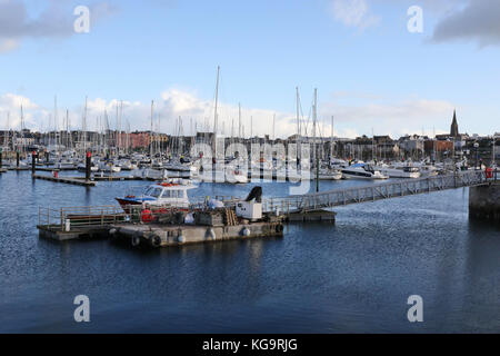 Bangor, County Down, Nordirland, Irland. 05 Nov, 2017. Die Temperaturen sind gesunken und bustery Duschen Durchblasen auf dem Wind aber Leute unterwegs waren, um Bangor Marina. Quelle: David Hunter/Alamy leben Nachrichten Stockfoto