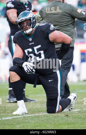 Philadelphia, Pennsylvania, USA. 5 Nov, 2017. Philadelphia Eagles beleidigender Gerät Lane Johnson (65) langsam während der NFL Spiel zwischen der Denver Broncos und die Philadelphia Eagles am Lincoln Financial Field in Philadelphia, Pennsylvania zu erhalten. Die Philadelphia Eagles 51-23 gewonnen. Christopher Szagola/CSM/Alamy leben Nachrichten Stockfoto