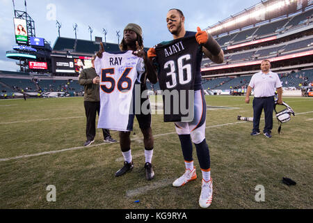 Philadelphia, Pennsylvania, USA. 5 Nov, 2017. Denver Broncos außerhalb Linebacker Ray Shane (56) wirft mit Philadelphia Eagles running Zurück Jay Ajayi (36) als sie Jerseys tauschen nach der NFL Spiel zwischen der Denver Broncos und die Philadelphia Eagles am Lincoln Financial Field in Philadelphia, Pennsylvania. Die Philadelphia Eagles 51-23 gewonnen. Christopher Szagola/CSM/Alamy leben Nachrichten Stockfoto