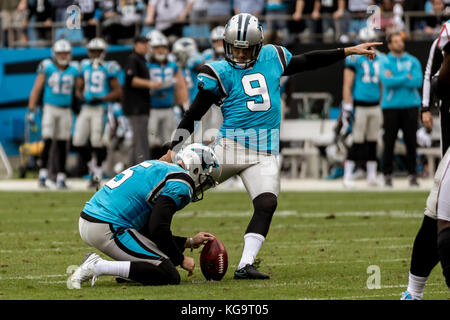 Charlotte, North Carolina, USA. 26 Okt, 2017. Carolina Panthers kicker Graham Gano (9) während des Spiels auf der Bank von Amerika Stadium in Charlotte, NC. Carolina Panthers auf 20 bis 17 über die Atlanta Falcons gewinnen. Credit: Jason Walle/ZUMA Draht/Alamy leben Nachrichten Stockfoto