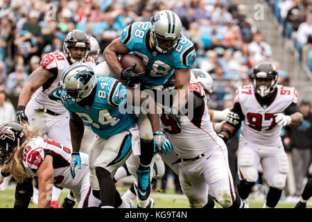 Charlotte, North Carolina, USA. 26 Okt, 2017. Carolina Panthers zurück läuft, Jonathan Stewart (28) während des Spiels auf der Bank von Amerika Stadium in Charlotte, NC. Carolina Panthers auf 20 bis 17 über die Atlanta Falcons gewinnen. Credit: Jason Walle/ZUMA Draht/Alamy leben Nachrichten Stockfoto