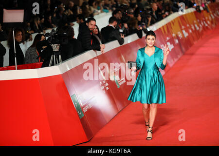 Rom, Italien. 04 Nov, 2017. Giulia Salemi geht ein roter Teppich für "der Ort", die im Rahmen der 12. Rom Film Fest im Auditorium Parco della Musica am 4. November 2017 in Rom, Italien. Credit: Polifoto/Alamy leben Nachrichten Stockfoto