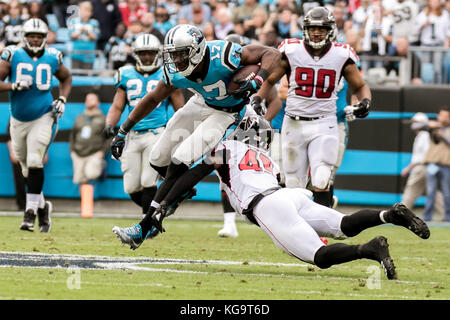 Charlotte, North Carolina, USA. 26 Okt, 2017. Carolina Panthers wide receiver Devin Funchess (17) während des Spiels auf der Bank von Amerika Stadium in Charlotte, NC. Carolina Panthers auf 20 bis 17 über die Atlanta Falcons gewinnen. Credit: Jason Walle/ZUMA Draht/Alamy leben Nachrichten Stockfoto