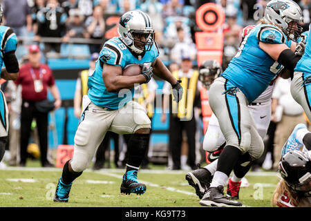 Charlotte, North Carolina, USA. 26 Okt, 2017. Carolina Panthers zurück läuft, Jonathan Stewart (28) während des Spiels auf der Bank von Amerika Stadium in Charlotte, NC. Carolina Panthers auf 20 bis 17 über die Atlanta Falcons gewinnen. Credit: Jason Walle/ZUMA Draht/Alamy leben Nachrichten Stockfoto