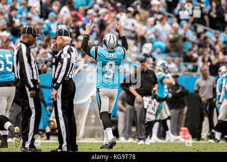 Charlotte, North Carolina, USA. 26 Okt, 2017. Carolina Panthers kicker Graham Gano (9) feiert nach einem Feld Ziel an der Bank von Amerika Stadium in Charlotte, NC. Carolina Panthers auf 20 bis 17 über die Atlanta Falcons gewinnen. Credit: Jason Walle/ZUMA Draht/Alamy leben Nachrichten Stockfoto