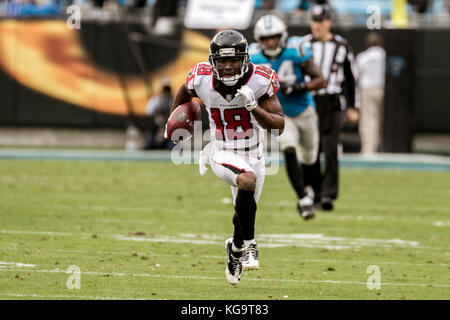 Charlotte, North Carolina, USA. 26 Okt, 2017. Atlanta Falcons wide receiver Taylor Gabriel (18) während des Spiels auf der Bank von Amerika Stadium in Charlotte, NC. Carolina Panthers auf 20 bis 17 über die Atlanta Falcons gewinnen. Credit: Jason Walle/ZUMA Draht/Alamy leben Nachrichten Stockfoto