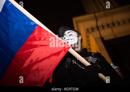 London, Vereinigtes Königreich. 05 Nov, 2017. Millionen Maske März 2017 erfolgt in Central London. Credit: Peter Manning/Alamy leben Nachrichten Stockfoto