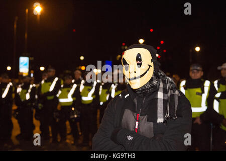 London, Vereinigtes Königreich. 05 Nov, 2017. Millionen Maske März 2017 erfolgt in Central London. Credit: Peter Manning/Alamy leben Nachrichten Stockfoto