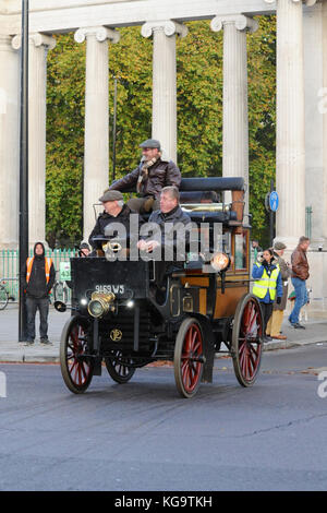 London, Großbritannien. 5 Nov, 2017. Ein 1896 Panhard et Levassor Omnibus (Inhaber: Mike Timms) Start des jährlichen Bonhams London nach Brighton Veteran Car Run. 454 Pre-1905 hergestellten Fahrzeuge haben sich in diesem Jahr laufen die Auf jeden ersten Sonntag im November geschieht, und erinnert an die ursprüngliche Emanzipation läuft vom 14. November 1896. n Fuß trägt eine rote Flagge. Quelle: Michael Preston/Alamy leben Nachrichten Stockfoto