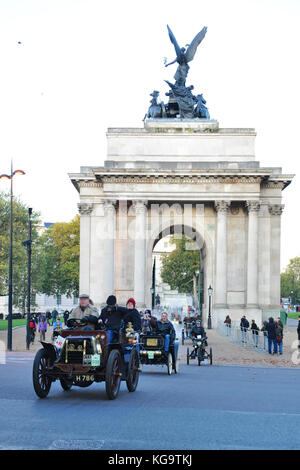 London, Großbritannien. 5 Nov, 2017. Ein 1899 Panhard-Levassor Tonneau (Eigentümer: Allan Gibbins) und andere Oldtimer verlassen Wellington Arch, Central London, während der jährlichen Bonhams London nach Brighton Veteran Car Run. 454 Pre-1905 hergestellten Fahrzeuge haben sich in diesem Jahr laufen die Auf jeden ersten Sonntag im November geschieht, und erinnert an die ursprüngliche Emanzipation läuft vom 14. November 1896. Quelle: Michael Preston/Alamy leben Nachrichten Stockfoto