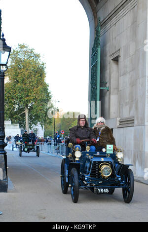 London, Großbritannien. 5 Nov, 2017. Ein 1901 Panhard et Levassor Tonneau (Inhaber: Tim Summers) Fahrt durch den Wellington Arch, Central London, während der jährlichen Bonhams London nach Brighton Veteran Car Run. 454 Pre-1905 hergestellten Fahrzeuge haben sich in diesem Jahr laufen die Auf jeden ersten Sonntag im November geschieht, und erinnert an die ursprüngliche Emanzipation läuft vom 14. November 1896. Quelle: Michael Preston/Alamy leben Nachrichten Stockfoto