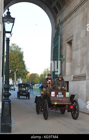 London, Großbritannien. 5 Nov, 2017. Ein 1901 Albion Dogcart (Inhaber: Mark Farrall) Fahrt durch den Wellington Arch, Central London, während der jährlichen Bonhams London nach Brighton Veteran Car Run. 454 Pre-1905 hergestellten Fahrzeuge haben sich in diesem Jahr laufen die Auf jeden ersten Sonntag im November geschieht, und erinnert an die ursprüngliche Emanzipation läuft vom 14. November 1896. Quelle: Michael Preston/Alamy leben Nachrichten Stockfoto