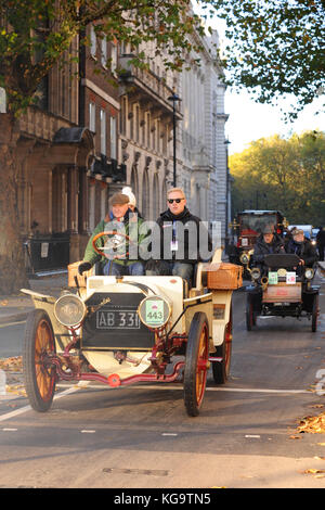 London, Großbritannien. 5 Nov, 2017. Ein 1904 Mercedes Racing Zweisitzer (Eigentümer: Bruce McCaw) durch Westminster, London, im Rahmen des jährlichen Bonhams London nach Brighton Veteran Car Run. 454 Pre-1905 hergestellten Fahrzeuge haben sich in diesem Jahr laufen die Auf jeden ersten Sonntag im November geschieht, und erinnert an die ursprüngliche Emanzipation läuft vom 14. November 1896. Quelle: Michael Preston/Alamy leben Nachrichten Stockfoto