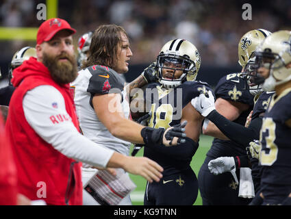 Florida, USA. 5 Nov, 2017. LOREN ELLIOTT | Zeiten. Spieler aus beiden Teams erhalten in einem Gefecht in der zweiten Jahreshälfte ein NFL Spiel zwischen der Tampa Bay Buccaneers und New Orleans Saints im Mercedes-Benz Superdome in New Orleans, La., auf Sonntag, November 5, 2017. Credit: Loren Elliott/Tampa Bay Zeiten/ZUMA Draht/Alamy leben Nachrichten Stockfoto