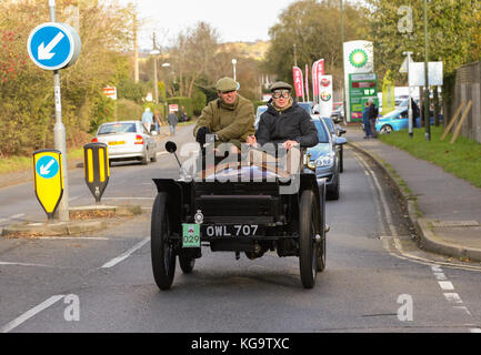 London, Großbritannien. 5 Nov, 2017. 1899 Wolseley konkurriert im London nach Brighton Oldtimer Rallye 2017. Credit: Richard Avis/Alamy leben Nachrichten Stockfoto