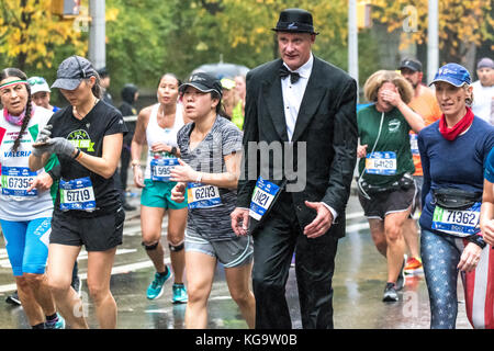 New York, USA. Nov. 2017. Läufer packen die Fifth Avenue beim New-York-City-Marathon. Kredit: Enrique Shore/Alamy Live News Stockfoto