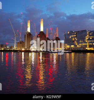 London, Großbritannien. 5 Nov, 2017. UK Wetter, eine coole und vor allem klaren Abend mit ein paar vereinzelte Wolken über Battersea Power Station derzeit in Entwicklung auf der South Bank, London, England, UK. Credit: Alamy leben Nachrichten Stockfoto