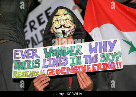 London, Großbritannien. 5 Nov, 2017. Hunderte von Anti kapitalistischen Demonstranten nehmen an den jährlichen Millionen Maske März Demonstration in Central London. Der Protest richtet sich gegen die Sparpolitik, die Verletzung der Menschenrechte, Kriegsverbrechen, korrupte Politiker und Freiheit wiederherzustellen, die Versammlungen von Anti-Sparmaßnahmen und extreme Linke Umweltschützer protestieren Gruppen ihre jeweiligen Ursachen zu markieren. Credit: Penelope Barritt/Alamy leben Nachrichten Stockfoto