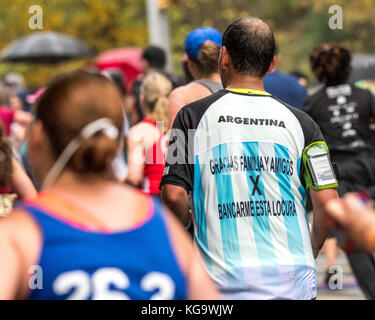 New York, USA. Nov. 2017. Ein Läufer aus Argentinien trägt ein T-Shirt ihrer nationalen Fußballmannschaft, die auf der Rückseite liest: "Danke Der Familie und Freunden, dass sie mich dabei unterstützt haben, diese verrückte Sache zu machen", während er während des New-York-City-Marathons durch die Fifth Avenue läuft. Kredit: Enrique Shore/Alamy Live News Stockfoto