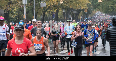 New York, USA. Nov. 2017. Läufer packen die Fifth Avenue beim New-York-City-Marathon. Kredit: Enrique Shore/Alamy Live News Stockfoto