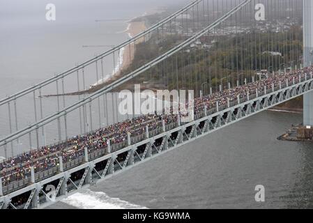 Die Läufer überqueren die Verrazano-Narrows Bridge zu Beginn des jährlichen New York City Marathons am 5. November 2017 in Staten Island. Stockfoto