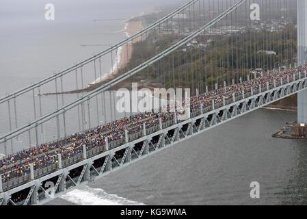 Läufer überqueren Sie die Verrazano Narrows Bridge - zu Beginn der jährlichen New York City Marathon am 5. November 2017 in Staten Island. Stockfoto