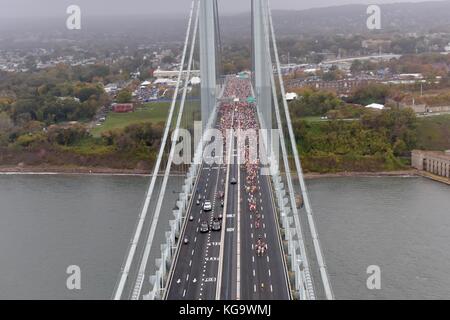 Die Läufer überqueren die Verrazano-Narrows Bridge zu Beginn des jährlichen New York City Marathons am 5. November 2017 in Staten Island. Stockfoto