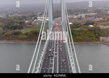 Läufer überqueren Sie die Verrazano Narrows Bridge - zu Beginn der jährlichen New York City Marathon am 5. November 2017 in Staten Island. Stockfoto
