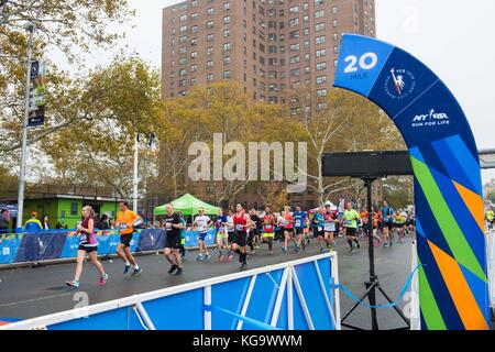 New York, USA. 5 Nov, 2017. die Läufer in der New York City Marathon am 5. November 2017 in der Nähe der 20 Mile Marker in Bronx, NY Credit: brigette Supernova/alamy leben Nachrichten Stockfoto