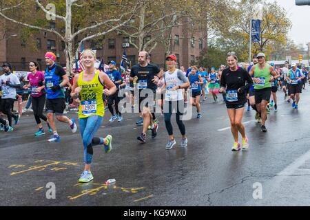 New York, USA. 5 Nov, 2017. die Läufer in der New York City Marathon am 5. November 2017 in der Nähe der 20 Mile Marker in Bronx, NY Credit: brigette Supernova/alamy leben Nachrichten Stockfoto