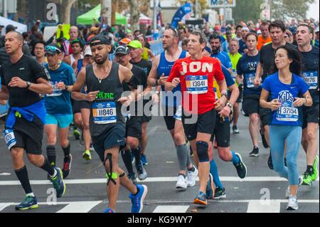 New York, USA. 5 Nov, 2017. die Läufer in der New York City Marathon am 5. November 2017 in der Nähe der 20 Mile Marker in Bronx, NY Credit: brigette Supernova/alamy leben Nachrichten Stockfoto