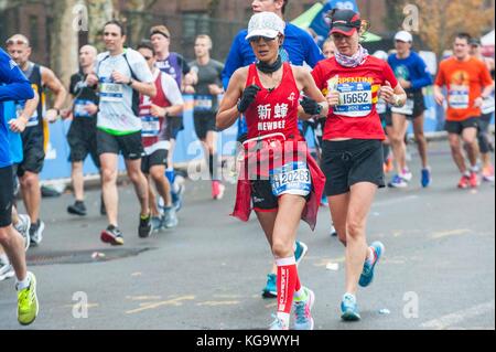 New York, USA. 5 Nov, 2017. die Läufer in der New York City Marathon am 5. November 2017 in der Nähe der 20 Mile Marker in Bronx, NY Credit: brigette Supernova/alamy leben Nachrichten Stockfoto