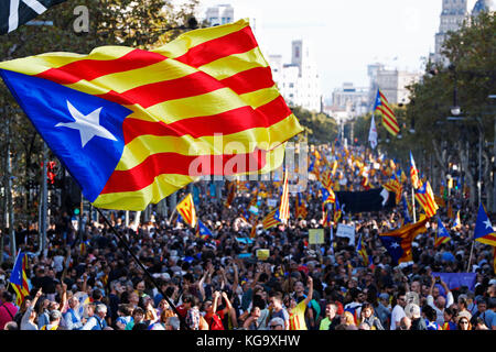 Demonstranten nehmen am Oktober in Barcelona, Spanien, an einem Protest gegen die Entscheidung des Nationalgerichts Teil, führende Vertreter der Zivilgesellschaft in Haft zu bringen. 21, 2017. Gutschrift: D.. Nakashima/AFLO/Alamy Live News Stockfoto