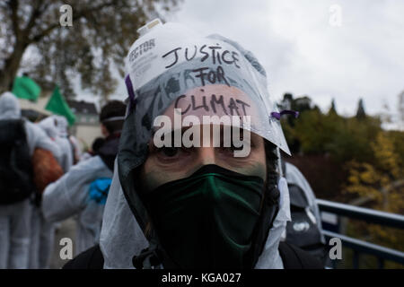 November 5, 2017 - buir, Nordrhein - Westfalen, Bundesrepublik Deutschland - ein Aktivist aus dem kollektiven Ende gelande auf die Mine bei einer Demonstration vor der COP 23 gesehen. Als COP 23 in Bonn zu starten, die kollektive Ende gelã¤nde Die hambach Kohle Grube gegen den Ausbau einer Mine zu protestieren zu besetzen. 4.500 Personen beteiligten sich an der Kundgebung vor der Hand, und zwischen 1.000 und 2.000 Menschen an der Akt zivilen Ungehorsams nahm. Credit: Alban grosdidier/Sopa/zuma Draht/alamy leben Nachrichten Stockfoto