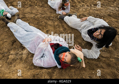 5. November 2017 - Buir, Nordrhein-Westfalen, Bundesrepublik Deutschland - Aktivisten des Kollektivs Ende Gelande wurden während einer Demonstration vor der COP23 auf dem Boden als Zeichen des Protestes auf dem Minengelände gesehen.als die COP 23 in Bonn starten wird, machte sich das Kollektiv Ende GelÃ¤nte auf den Weg, um gegen den Ausbau eines Bergwerks zu protestieren. 4,500 Menschen nahmen an dem Protest Teil, zwischen 1,000 und 2,000 Menschen nahmen an dem Akt des zivilen Ungehorsams Teil. Quelle: Alban Grosdidier/SOPA/ZUMA Wire/Alamy Live News Stockfoto