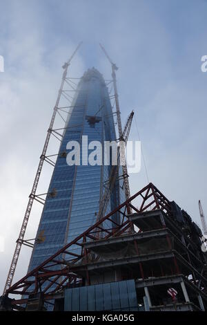 St. Petersburg, Russland. Oktober 2017. Die Baustelle des Lachta-Zentrums in St. Petersburg, Russland, 24. Oktober 2017. Europas höchster Wolkenkratzer (462 m) wird der Sitz des Gasunternehmens Gazprom sein. Quelle: Friedemann Kohler/dpa/Alamy Live News Stockfoto