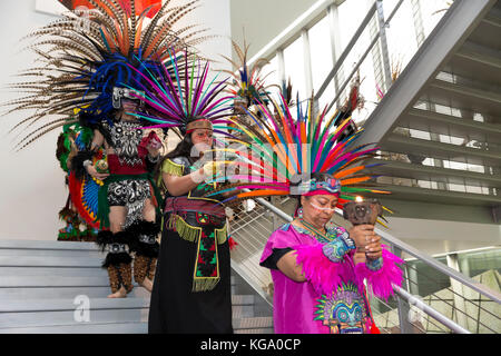 Tacoma, Vereinigte Staaten Von Amerika. November 2017. Tacoma, Washington: Azteken-Tänzer mit CE ATL Tonalli-Gruppe kommen zum Día de los Muertos Community Festival im Tacoma Art Museum. Quelle: Paul Christian Gordon/Alamy Live News Stockfoto