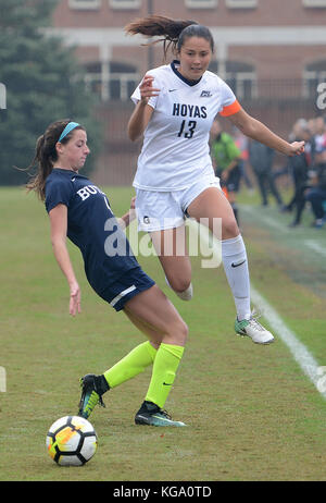 Washington, DC, USA. 5 Nov, 2017. 20171105 - Georgetown defender TAYLOR PAK (13) Hürden Vergangenheit Butler, PAIGE MONAGHAN (4) in der ersten Hälfte des Fußball-Meisterschaft der Big East der Frauen bei Shaw Feld in Washington. Credit: Chuck Myers/ZUMA Draht/Alamy leben Nachrichten Stockfoto