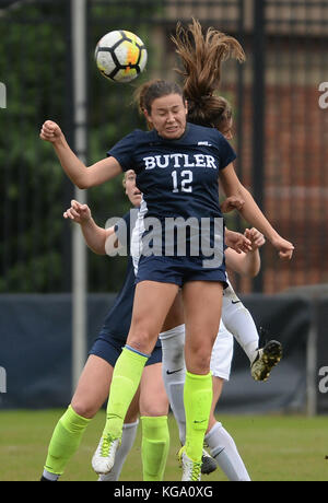 Washington, DC, USA. 5 Nov, 2017. 20171105 - Butler, HALLE STELBASKY (12) leitet den Ball gegen Georgetown Mittelfeldspieler CHLOE KNOTT (14), zurück, der in der ersten Hälfte des Fußball-Meisterschaft der Big East der Frauen bei Shaw Feld in Washington. Credit: Chuck Myers/ZUMA Draht/Alamy leben Nachrichten Stockfoto