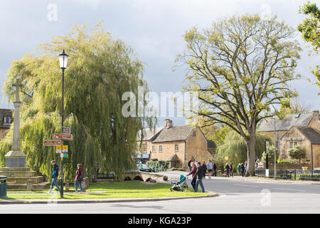 Bourton auf dem Wasser - einem belebten und beliebten Cotswold Village in Gloucestershire, England, Großbritannien Stockfoto