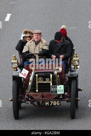 Wettbewerber in den Oldtimer verhandeln die beschäftigt eine 23 in Brighton während der London nach Brighton Veteran Car Run. 05. November 2017 Stockfoto