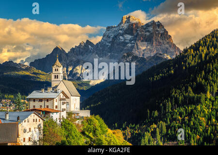 Fantastische alpine Frühling Landschaft mit Kirche auf der Santa Lucia und pelmo Berg im Hintergrund, Colle Santa Lucia, Dolomiten, Italien, Euro Stockfoto