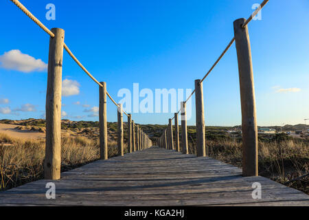 Holz weg am Strand auf den Dünen. Guincho Strand in Cascais, Portugal Stockfoto