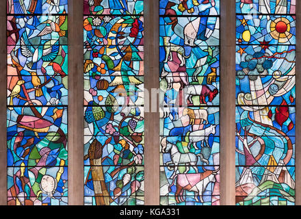 Glasfenster mit Tieren und Pflanzen in der Royal Agricultural University Kapelle, Cirencester, Gloucestershire, England, Großbritannien Stockfoto