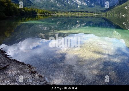 Reflexionen der Himmel und die Berge im See Bohinj Triglav Nationalpark, Slowenien Stockfoto
