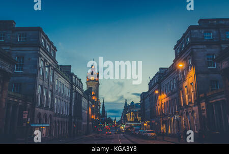 Abendfoto von Edinburgh bei Nacht. Vom Waterloo Place in der schottischen Hauptstadt Stockfoto